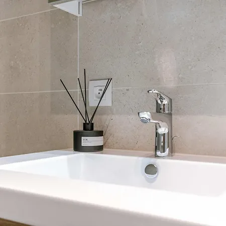 Huswell - Brand New With Terrace - Pets Welcome! *